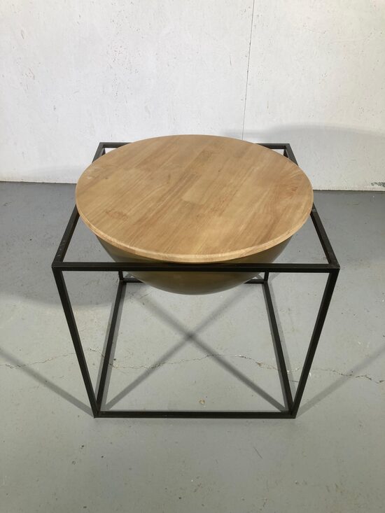 Daudzfunkcionāls galdiņš ar noņemamu virsmu